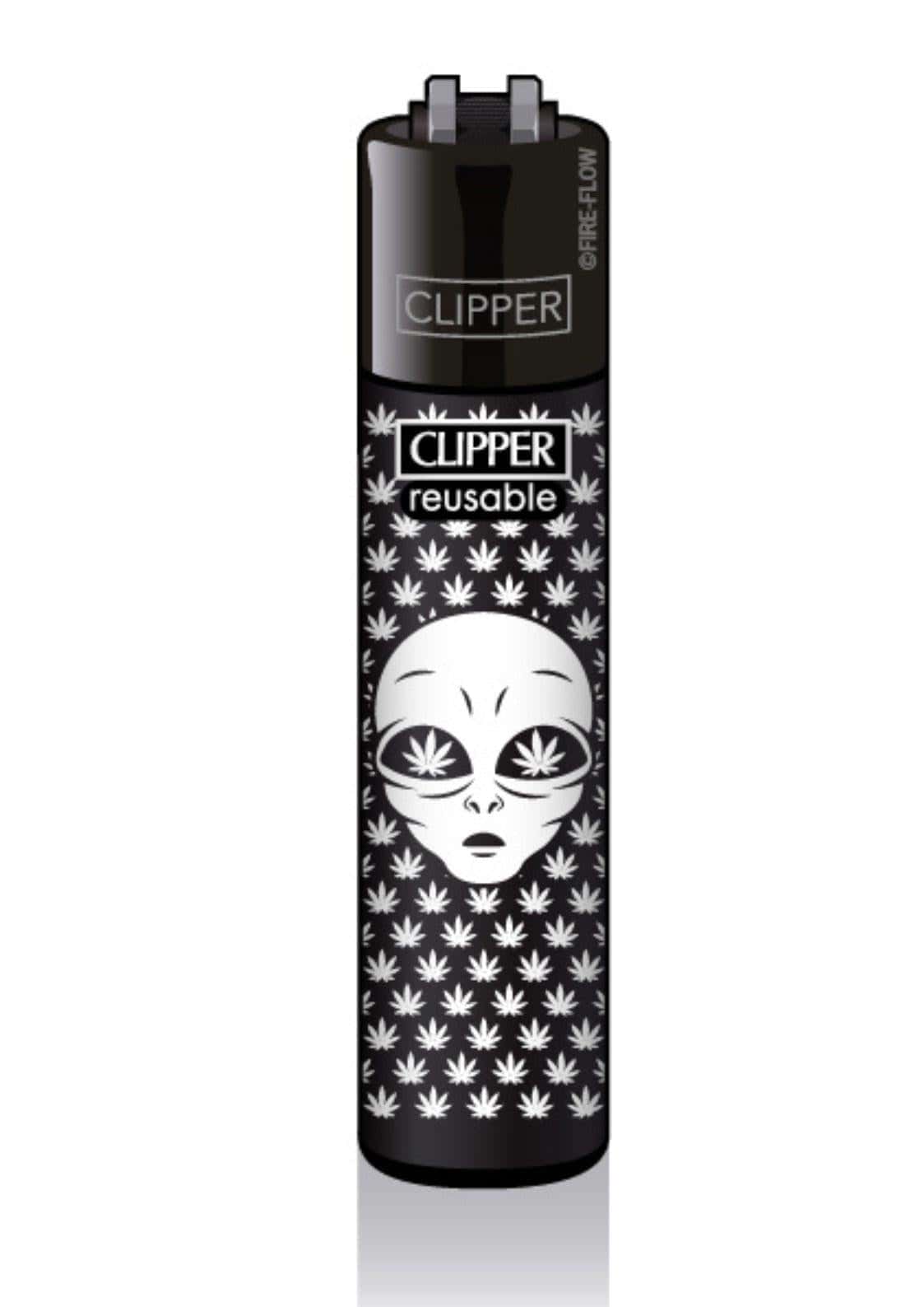 Schwarzer Clipper-Wiederverwendungsfeuerzeug mit einem weißen Alien-Gesicht mit Cannabisblatt-Augen und umgeben von einem Muster weißer Marihuana-Blätter.